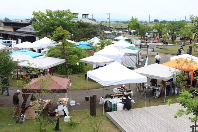 「道の駅 SORAIRO 国上」で開かれているクラフトフェア