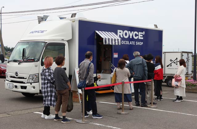 行列が絶えなかったロイズの異動販売車