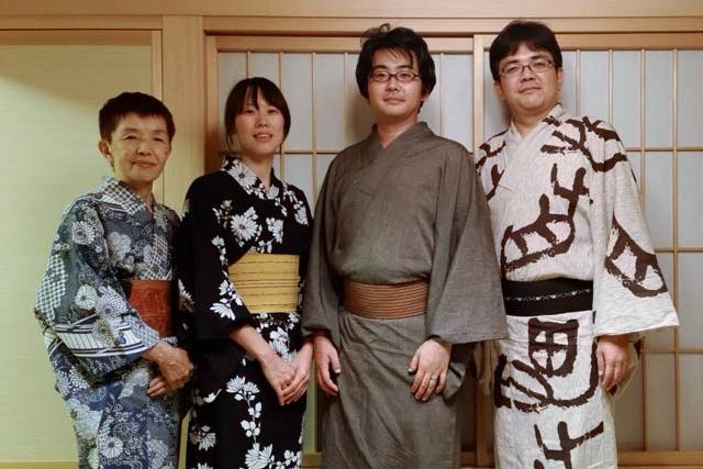 左からキヨ子さん、芳輔さんの妻・美優紀さん、芳輔さん、大輔さん