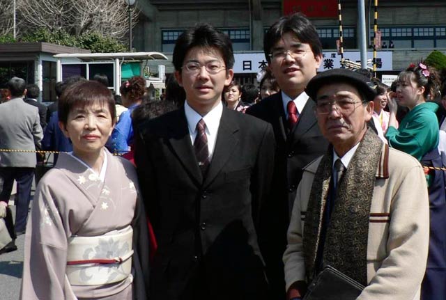 左から藤井キヨ子さん、二男芳輔さん、長男大輔さん、夫春男さん　約20年前