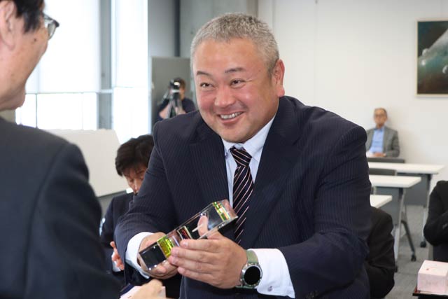 受賞10回の特別表彰で記念品のクリスタルのトロフィーを受ける青山組・柄澤代表取締役