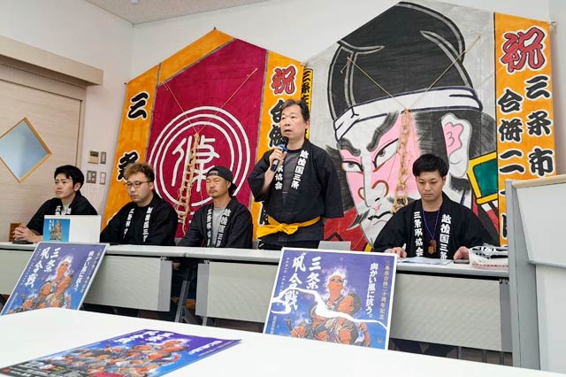 合併20周年記念凧を背に会見を開く三条凧協会