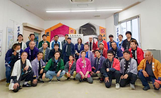 組分け抽選会に集まった30組の凧組の代表者