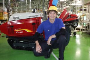 英国から弥彦に移住の男性がフジイコーポレーションで購入する除雪機を自分で生産