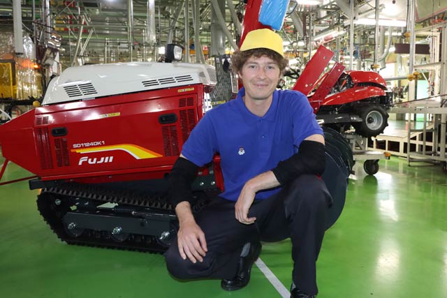自分で生産した除雪機の前でご満悦のマーク・カーさん