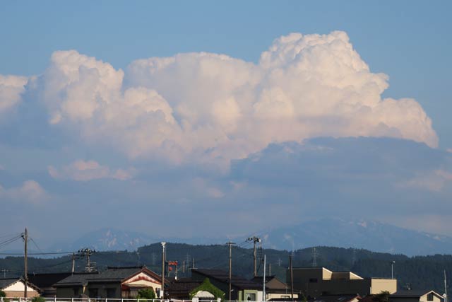 三条防災ステーションから県境の山の上に力強い雲