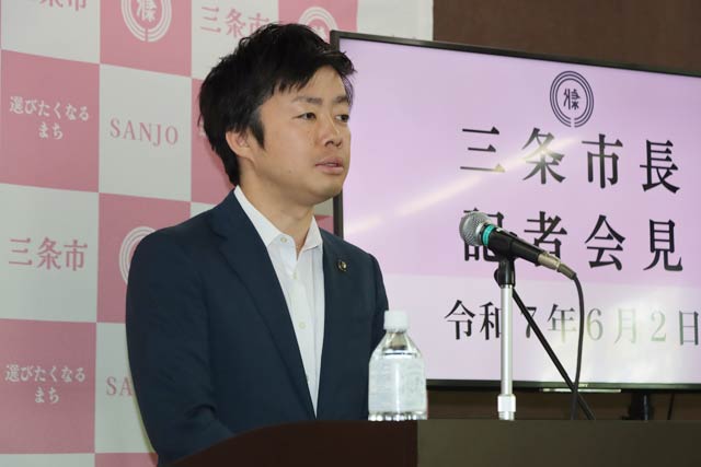 記者会見する滝沢三条市長