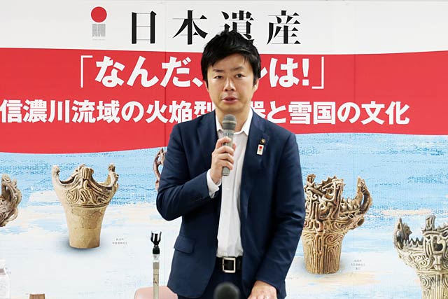信濃川火焔街道連携協議会令和7年度総会であいさつする会長の滝沢三条市長