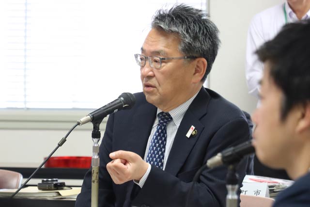 坂井館長に質問する関口十日町市長