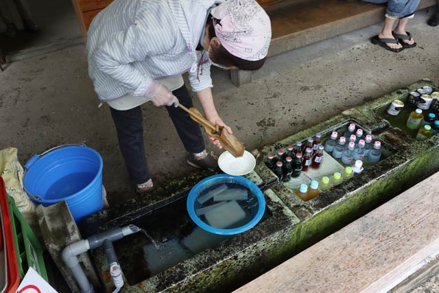 100年以上は使い込んだ水船に満たしたわき水でところてんやラムネを冷やす