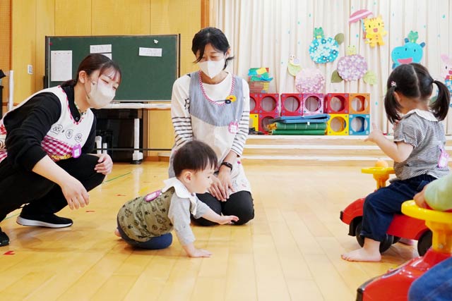 4日の燕こども園で新任保育士の伴走支援
