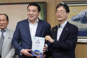 日馬富士さんが新潟県を訪れ新モンゴル日馬富士学園への支援に感謝