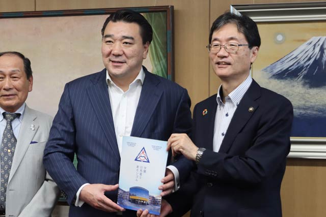鈴木市長を表敬訪問した日馬富士さん