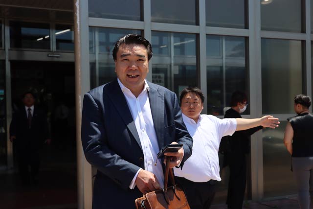 燕三条駅に着いた日馬富士さん