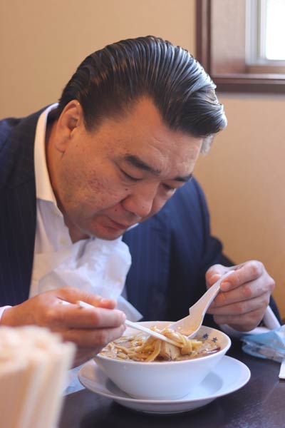 杭州飯店で中華そばを味わう