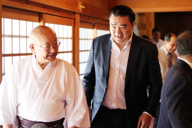 弥彦神社に参拝して渡部宮司と