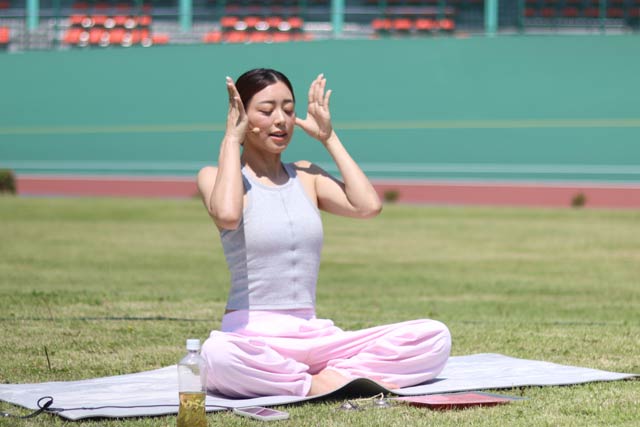 ヨガの講師は松本莉緒さん