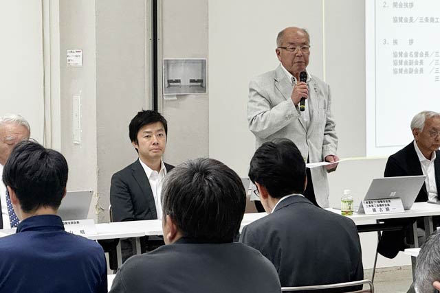 あいさつする会長の兼古三条商議所会頭