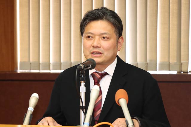 記者会見で燕市長選出馬を正式表明する坂井氏