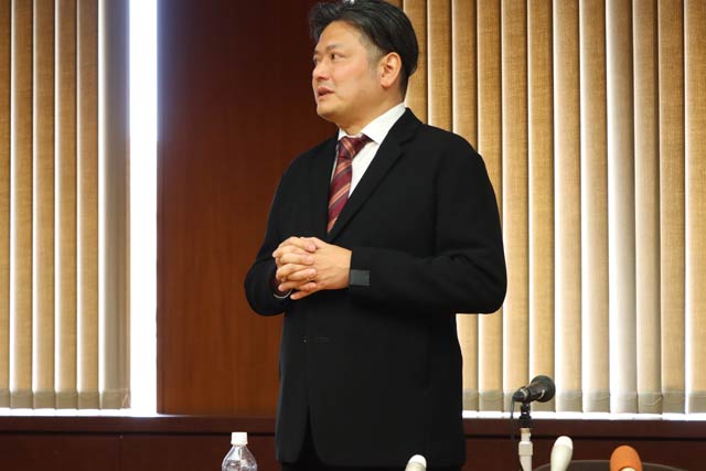 記者会見で燕市長選出馬を正式表明する坂井氏