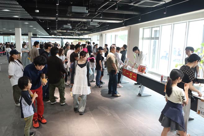 三条市立大学「三燕祭」で模擬店に行列