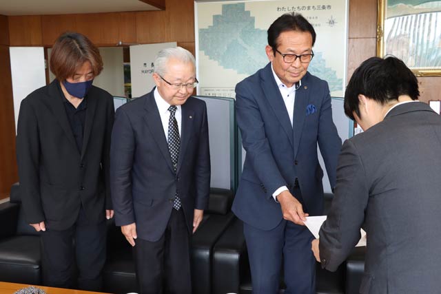 左から三条酒場組合・関組合長、三条商議所サービス業部会・石川部会長、三条商議所・金子副会頭、滝沢市長