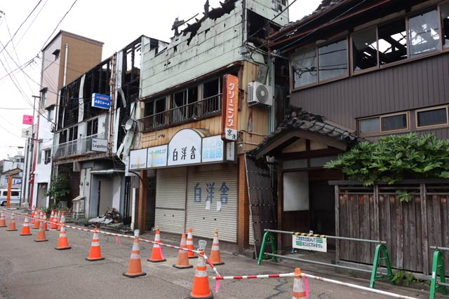 火災現場は6月15日現在もほとんど手つかずで昭栄通り側とその裏側は通行止めが続く