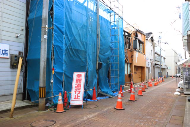 火災現場は6月15日現在もほとんど手つかずで昭栄通り側とその裏側は通行止めが続く