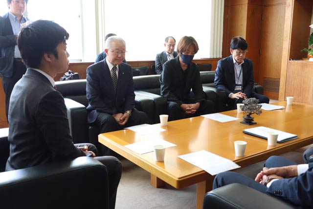 滝沢市長に要望を伝える