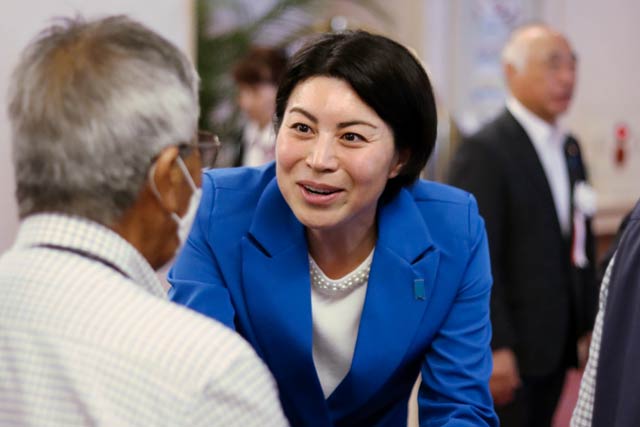 参加者と握手して見送る中村氏