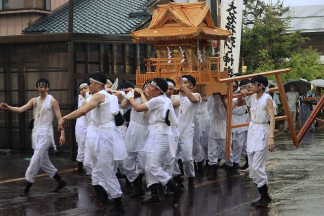 町内を練り歩く神輿