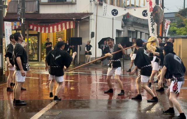 三条祭りのようにやっこが道具を投げて受けわたす場面も