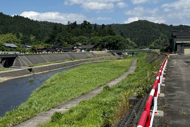 17日にクマが目撃された秋房の加茂川左岸河川敷