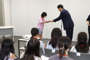 燕市の小学生19人を子ども記者に任命 ことしはテレビ局の記者となった第1期生の先輩も講師に