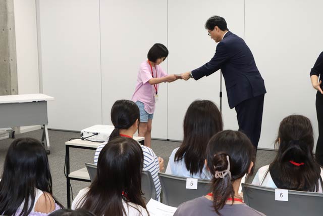 燕市で子ども記者の任命式