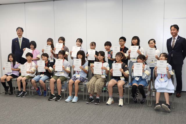 子ども記者で集合写真