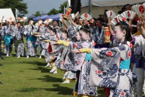飛燕夏まつりの燕市交通公園の会場で木場小路万灯組が伊勢音頭を披露