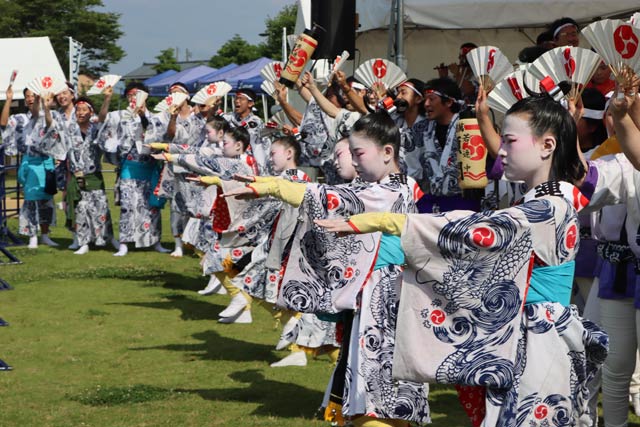 飛燕夏まつりの燕市交通公園の会場で木場小路万灯組が伊勢音頭を披露