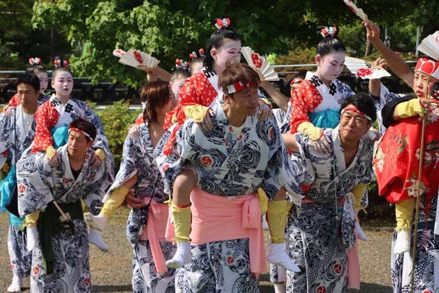 春祭りと同じように若連中がお玉をおんぶして