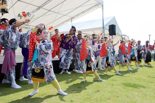 伊勢音頭を踊るお玉