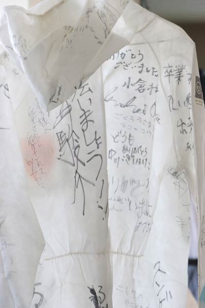 武蔵美の学生が寄せ書きした使い捨てのつなぎ