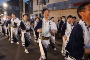 飛燕夏まつりの燕ばやし大会で最後だからと踊りに加わった鈴木市長