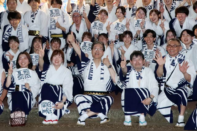 鈴木市長を囲んで市役所チームで記念撮影