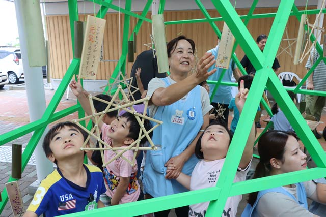 竹短冊を飾る田上いずみルーテル幼稚園年長児