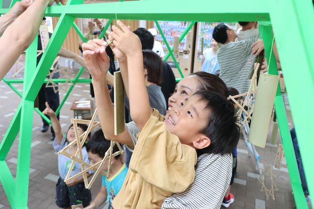 竹短冊を飾る田上いずみルーテル幼稚園年長児