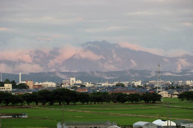 弥彦のきらめきの丘から県境の山々のふもとに垂れ込める雲