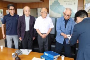左から明田川さん、中村さん、佐藤さん、五十嵐さん、滝沢市長