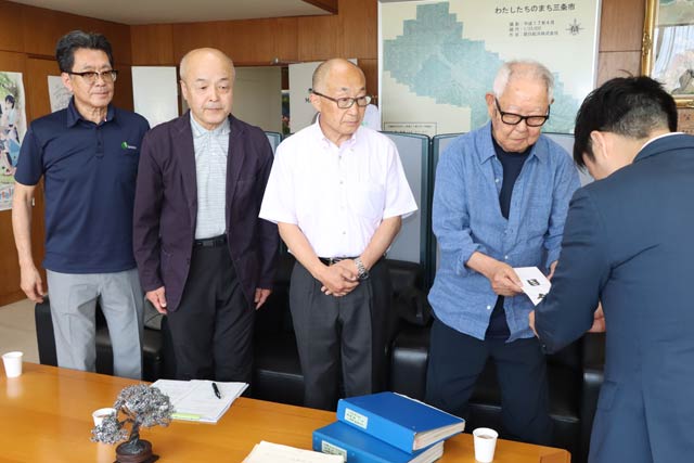 左から明田川さん、中村さん、佐藤さん、五十嵐さん、滝沢市長