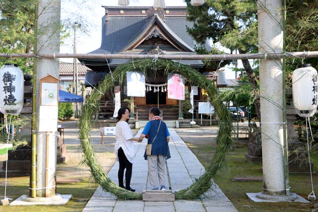 29日、3.0日と大祓式を行う燕・戸隠神社に設置された茅の輪