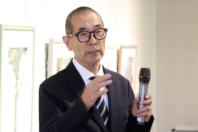 あいさつする松岡さん